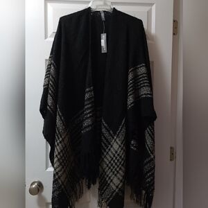 Accessory St Blanket Shawl Cape Open NWT One Size Black Tan Plaid Fringe Relaxed